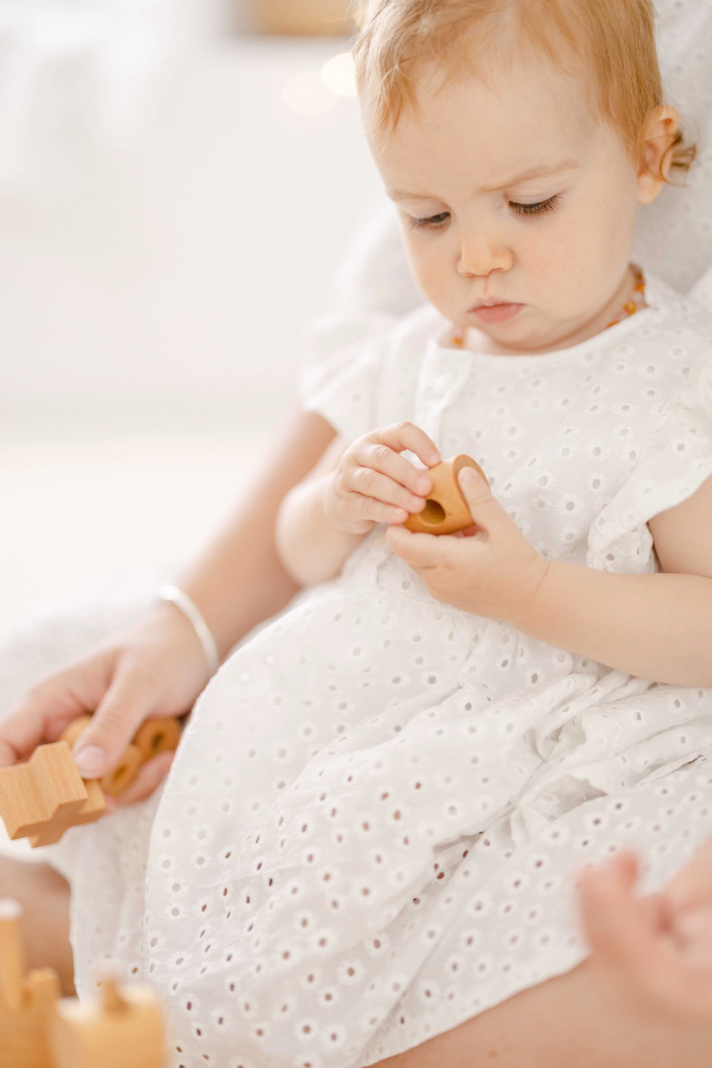 main enfant robe rose gris